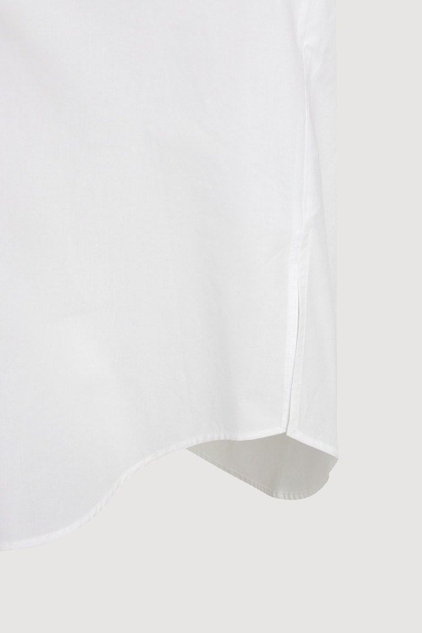 "Embroidery Point Shirt Blouse (화이트)"는 여성스러운 무드를 연출하는 화이트 컬러의 셔츠/블라우스입니다. 차이나칼라와 긴 소매, 루즈핏 디자인으로 편안하면서도 세련된 스타일을 완성합니다. 앞 중심 버튼으로 간편하게 착용 가능하며, LC 레터링 자수와 리본 자수 디테일이 돋보입니다. 데이트룩, 출근룩 등 다양한 TPO에 활용 가능하며, 클래식, 미니멀, 로맨틱 스타일을 즐기는 분들께 추천합니다. 사계절 내내 활용 가능한 베이직한 디자인으로, 자수 패턴이 포인트가 되어 밋밋함을 덜어줍니다.
