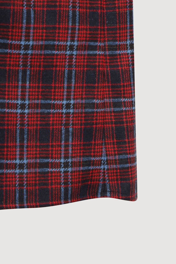 프릴 포인트 체크 블라우스 (레드)는 여성스러운 무드를 연출하는 클래식 스타일의 상의입니다. 따뜻한 촉감과 세미 A라인 핏으로 편안하게 착용 가능하며, 가을과 겨울에 어울리는 아이템입니다. 라운드넥 디자인에 프릴 디테일이 더해져 로맨틱한 분위기를 더하고, 뒷 넥 단추 클로징으로 깔끔하게 마감되었습니다. 체크 패턴과 긴 소매 기장으로 클래식하면서도 세련된 스타일을 완성해 데이트룩, 모임룩, 소개팅룩에 활용하기 좋습니다. 마찰에 의해 필링이 발생할 수 있으므로 착용 시 주의 바랍니다.
