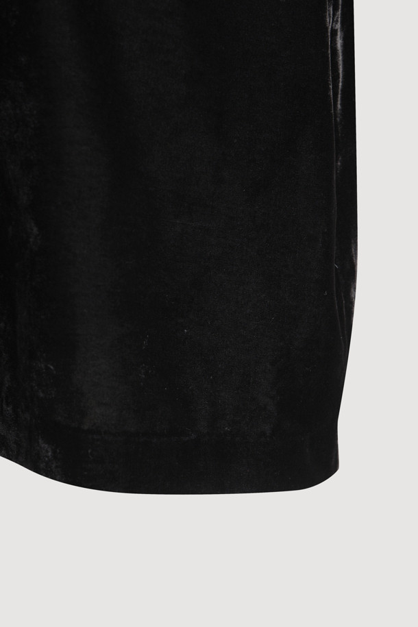 프릴 포인트 벨벳 블라우스(black)는 가을, 겨울 시즌 우아한 스타일을 연출해 줄 여성 블라우스입니다. 부드러운 벨벳 소재에 두꺼운 두께감으로 따뜻하고 포근한 착용감을 선사하며, 라운드넥과 긴 소매 디자인으로 세련된 분위기를 더합니다. 세미 A라인 핏으로 자연스러운 실루엣을 연출하며, 프릴 포인트 디테일과 뒷넥 단추로 여성스러움을 강조했습니다. 오피스룩, 모임룩, 연말 모임룩 등 다양한 TPO에 활용 가능한 블랙 컬러의 클래식, 미니멀, 로맨틱 스타일 블라우스입니다. 반드시 이염에 주의하여 관리하십시오.
