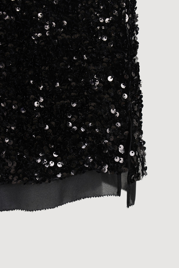 [Atelier] 스팽글 하프 슬리브 블라우스 (블랙)는 여성 의류 상의, 블라우스 카테고리에 속합니다. 클래식하고 유니크한 스타일을 연출하며, 사계절 내내 착용 가능합니다. 벨벳 소재에 실버 스팽글 장식이 더해져 화려함을 더하고, 뒤 단추 여밈과 가슴 니트 장식이 특징입니다. 일자핏 크롭 기장의 반소매 블라우스로, 데이트룩, 파티룩, 연말 모임룩은 물론 시크하고 미니멀한 스타일을 완성합니다. 안감은 스트레치 소재로 편안한 착용감을 선사합니다.
