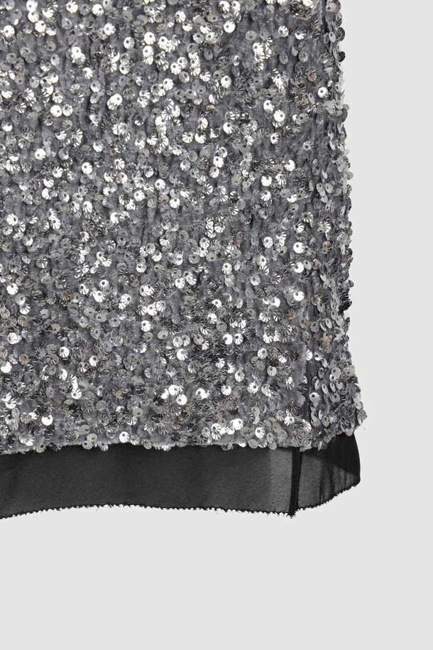 [Atelier] 스팽글 하프 슬리브 블라우스 (실버)는 여성 고객을 위한 블라우스입니다. 벨벳 소재에 실버 컬러의 스팽글 장식이 더해져 화려하면서도 유니크한 스타일을 연출합니다. 반소매 기장의 일자핏 블라우스로, 뒤 단추 여밈과 네크라인, 소매단, 밑단의 시어 배색이 특징입니다. 가슴 부분의 니트 장식이 포인트로, 파티룩, 연말 모임룩, 모임룩 등 TPO에 활용 가능하며, 클래식, 시크, 미니멀 스타일을 선호하는 고객에게 추천합니다.
