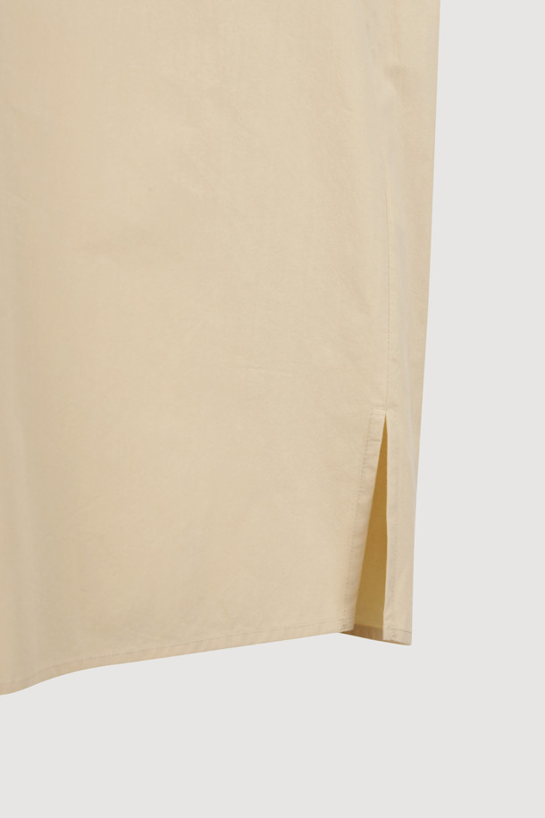 [Atelier] 프릴 포인트 셔츠 타입 블라우스 (베이지)는 캐주얼, 클래식, 로맨틱 스타일을 아우르는 여성 블라우스입니다. 베이지 컬러에 스탠다드 핏과 긴소매 디자인으로, 봄, 가을에 활용하기 좋습니다. 앞 중심 단추, 프릴 디테일, 가슴 레터링 자수가 포인트이며, 오픈 클로징 방식으로 편안하게 착용할 수 있습니다. 데이트룩, 카페룩, 모임룩 등 다양한 TPO에 잘 어울리는 아이템입니다. 프릴 넥 라인이 여성스러운 분위기를 더합니다.
