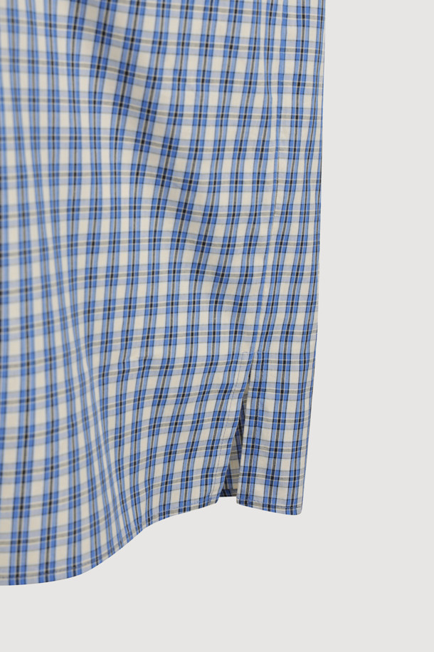 [Atelier] 프릴 포인트 셔츠 타입 블라우스 (블루)는 여성스러운 매력을 더해주는 블라우스입니다. 산뜻한 블루 컬러에 체크 패턴이 더해져 캐주얼하면서도 우아한 분위기를 연출합니다. 네크라인의 프릴 디테일과 가슴 부분의 레터링 자수 포인트가 돋보이며, 앞 중심 단추 여밈으로 편안하게 착용할 수 있습니다. 봄, 여름 시즌 데이트룩, 카페룩, 봄 소풍룩 등 다양한 TPO에 맞춰 클래식하고 로맨틱한 스타일을 완성해보세요. 긴 소매의 스탠다드핏 블라우스로, 레귤러 기장으로 제작되었습니다.
