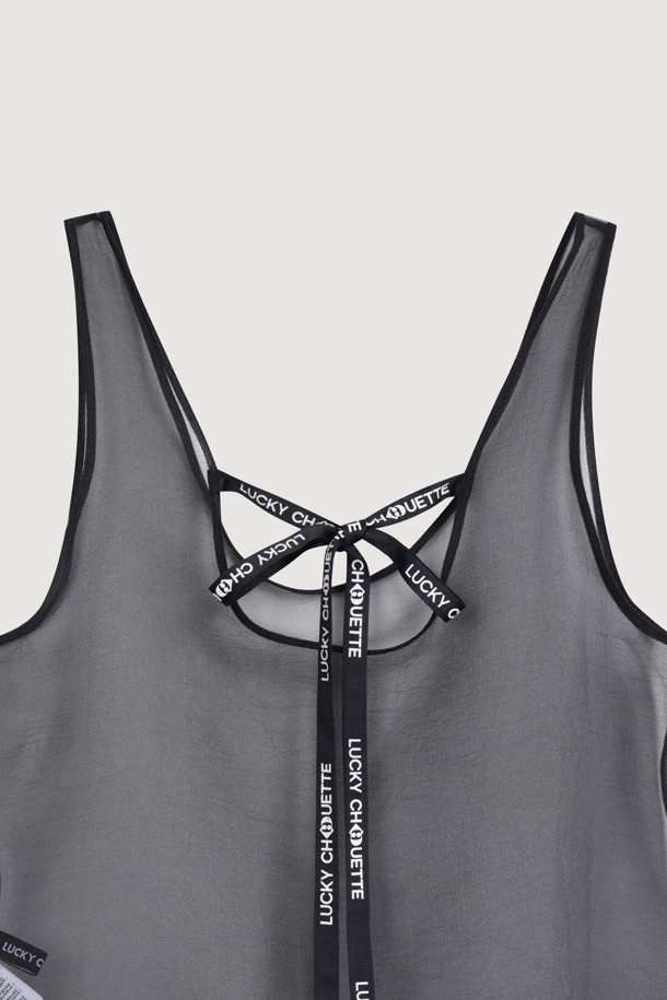 백 리본 볼륨 시어 탑 블라우스 (블랙)는 여성스러운 무드를 연출하는 블라우스입니다. 시스루 소재와 오버핏 디자인으로 유니크하고 캐주얼한 스타일을 완성하며, 봄, 여름 시즌에 활용하기 좋습니다. 얇은 두께감과 라운드넥, 민소매 디자인으로 시원하게 착용할 수 있으며, 밑단 셔링 디테일이 특징입니다. 뒷넥 레터링 테이프가 포인트이며, 레이어드 스타일링으로 다양한 연출이 가능합니다. 데이트룩, 카페룩, 모임룩 등 다양한 TPO에 미니멀하고 시크한 스타일을 더해보세요.
