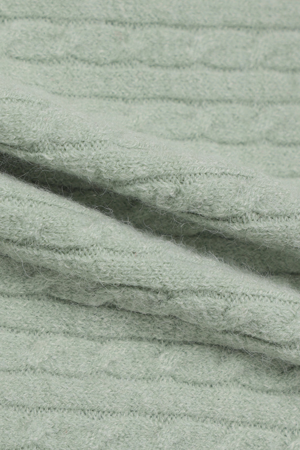 Label Point Jersey Top (라벨 포인트 저지 탑)은 뷔스티에 스타일의 크롭 기장 상의입니다. 부드러운 저지 소재에 꽈배기 조직으로 포인트를 주었으며, 민트 컬러가 산뜻한 느낌을 더합니다. 어깨끈 조절이 가능하여 핏을 조절할 수 있으며, 레이어드하여 다양한 스타일을 연출할 수 있습니다. 데이트룩, 카페룩, 봄 소풍룩 등 캐주얼하고 걸리시한 스타일을 완성해보세요. 슬림핏 디자인으로 여성스러운 실루엣을 강조합니다.
