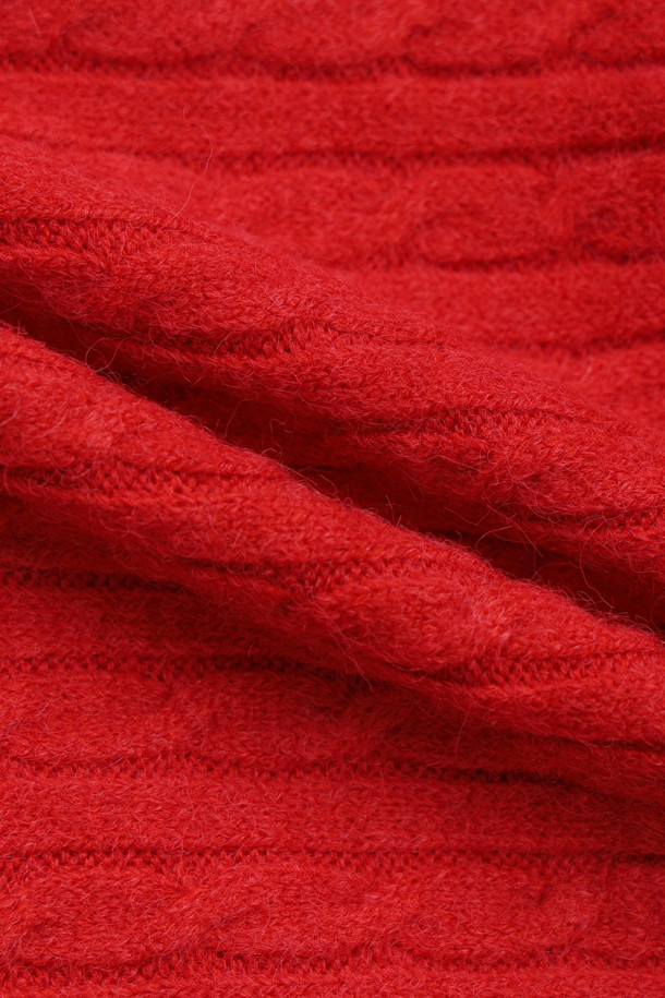 Label Point (라벨 포인트) 저지 탑 (red)은 부드러운 니트 소재의 여성용 크롭 민소매 상의입니다. 어깨끈 조절이 가능하며, 로고 테이프 디테일과 뷔스티에 스타일로 디자인되어 레이어드하여 다양한 스타일을 연출할 수 있습니다. 슬림핏으로 제작되어 여성스러운 실루엣을 강조하며, 스퀘어넥 라인이 특징입니다. 봄, 여름 시즌에 캐주얼, 미니멀, 로맨틱 무드로 데이트룩, 카페룩, 여행룩 등 폭넓게 활용하기 좋습니다. 케이블 패턴과 얇은 두께감으로 시원하고 편안한 착용감을 선사합니다.
