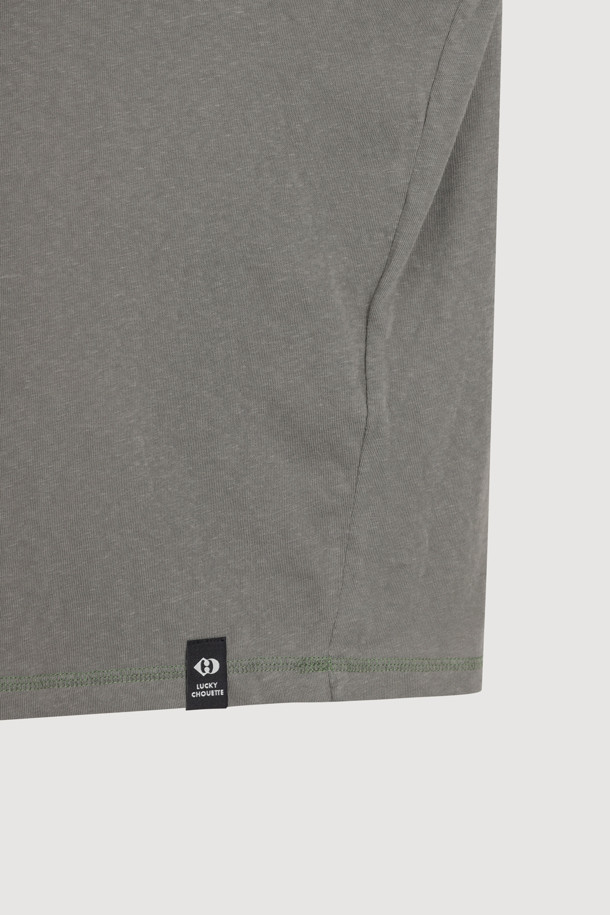 [Re-Order] 루즈 핏 후드 티셔츠 (grey)는 편안한 착용감을 선사하는 캐주얼 스타일의 후드 티셔츠입니다. 얇은 두께감과 부드러운 촉감으로 제작되어, 동네 마실룩, 집콕룩, 산책룩 등 언제 어디서든 편안하게 입기 좋습니다. 홑겹 후드 디자인과 암홀, 밑단 컬러 배색 스티치가 특징이며, 루즈 핏으로 여유로운 실루엣을 연출합니다. 무지 디자인에 밑단 개발 라벨로 포인트를 더한 미니멀, 시티 보이 스타일의 후드 티셔츠입니다. 긴 소매 기장으로 다양한 스타일링이 가능합니다.
