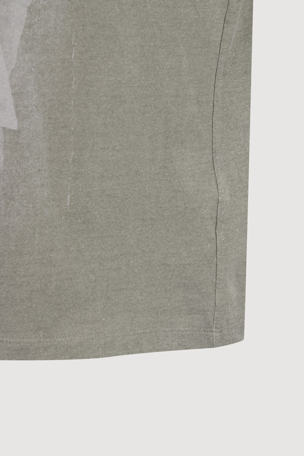 프린트 포인트 베이직 핏 하프 슬리브 티셔츠 (카키)는 캐주얼, 스트리트 무드를 연출하는 여성 반팔 티셔츠입니다. 봄, 여름 시즌에 적합하며, 크롭 기장과 라운드넥 디자인으로 시원하고 트렌디한 스타일을 완성합니다. 면 소재로 제작되어 편안한 착용감을 선사하며, 얇은 두께감으로 쾌적하게 입을 수 있습니다. 빈티지한 그래픽 프린트와 리본 디테일이 포인트이며, 피그먼트 워싱 가공으로 독특한 분위기를 더했습니다. 일상, 동네 마실, 봄 소풍, 여행 등 다양한 TPO에 활용하기 좋으며, 드라이클리닝을 권장합니다.
