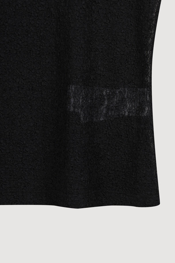 프릴 레이스 긴소매 티셔츠 (블랙)는 여성스러운 무드를 연출하는 블랙 컬러의 티셔츠입니다. 은은하게 비치는 레이스 소재와 프릴 디테일이 더해져 클래식하면서도 로맨틱한 스타일을 완성합니다. 슬림핏 디자인으로 자연스러운 실루엣을 연출하며, 신축성 있는 소재로 편안한 착용감을 선사합니다. 봄, 가을 시즌에 데이트룩, 카페룩, 모임룩 등 다양한 TPO에 활용하기 좋으며, 레이어드하여 더욱 다채로운 스타일링이 가능합니다. 라운드넥에 긴소매 디자인으로, 부드러운 촉감의 얇은 두께감으로 제작되었습니다.
