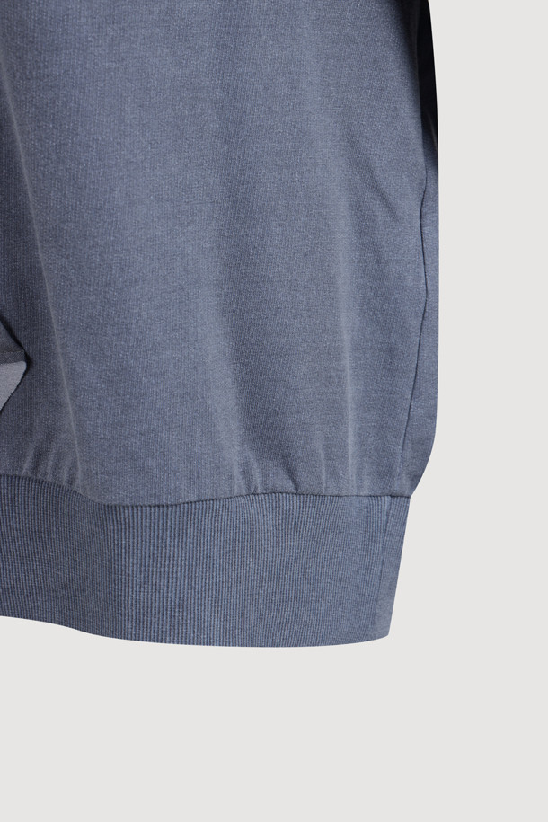 자수 포인트 스웨트셔츠 (다크블루)는 여성스러운 무드를 연출하는 캐주얼 스타일의 맨투맨입니다. 부드러운 면 소재에 루즈핏으로 편안한 착용감을 선사하며, 봄, 가을에 적합합니다. 브이넥 디자인에 리본 자수 장식과 프릴 소매 디테일이 더해져 로맨틱한 분위기를 자아냅니다. 피그먼트 워싱 처리로 빈티지한 느낌을 주어 데이트룩, 카페룩, 봄 소풍룩 등 다양한 TPO에 활용하기 좋습니다.
