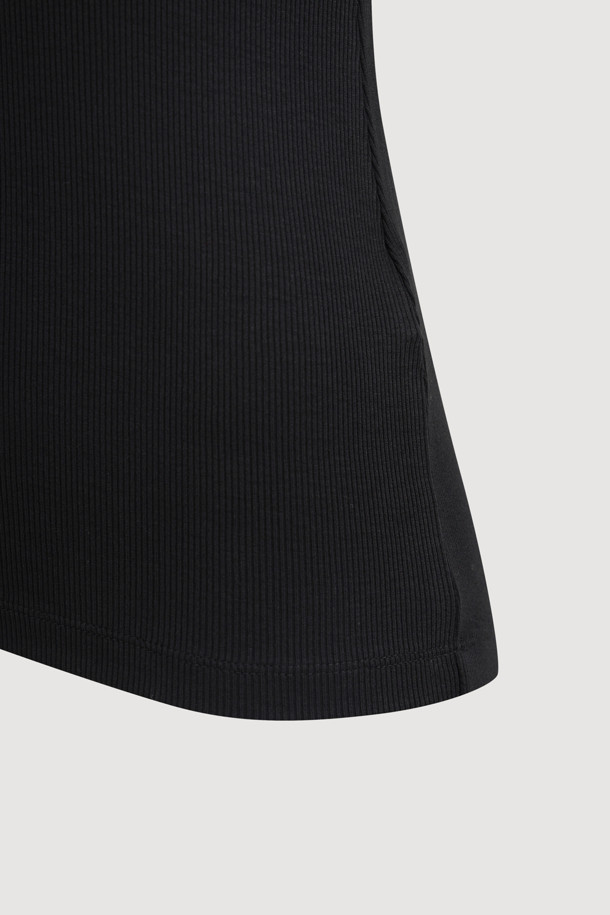 **[Re-Order] 골지 터틀넥 긴소매 티셔츠 (블랙)**

부드러운 면 소재로 제작되어 편안한 착용감을 선사하는 블랙 컬러의 터틀넥 티셔츠입니다. 슬림핏 디자인으로 여성스러운 실루엣을 강조하며, 가을/겨울 시즌에 적합합니다. 베이직한 스타일로 다양한 룩에 활용하기 좋으며, 이너 또는 레이어드용으로 활용도가 높습니다. 왼쪽 가슴 부분의 엠블럼 자수 디테일이 돋보이며, 출근룩, 미니멀, 클래식, 캐주얼 스타일을 즐기는 분들께 추천합니다. 얇은 두께감과 긴 소매 기장으로 간절기부터 겨울까지 따뜻하게 착용할 수 있습니다.
