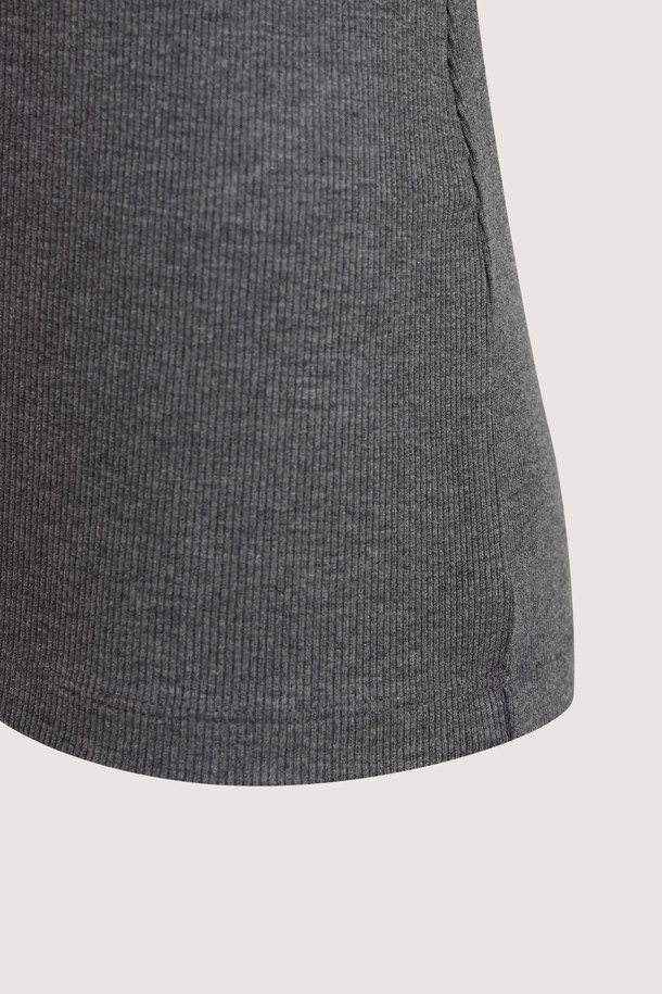 멜란지 그레이 컬러의 골지 터틀넥 티셔츠입니다. 가을, 겨울 시즌에 활용하기 좋은 긴소매 슬림핏 티셔츠로, 부드러운 면 소재로 제작되어 편안한 착용감을 선사합니다. 베이직하고 캐주얼한 스타일로, 다양한 룩에 매치하기 좋으며, 신축성 있는 소재와 왼쪽 가슴 엠블럼 자수가 포인트입니다. 얇은 두께로 제작되어 레이어드하여 입기에도 용이하며, 겨울 데일리룩, 카페룩, 데이트룩 등 다양한 TPO에 활용할 수 있습니다. 미니멀, 캐주얼, 클래식 스타일을 즐겨 입는 분들께 추천합니다.
