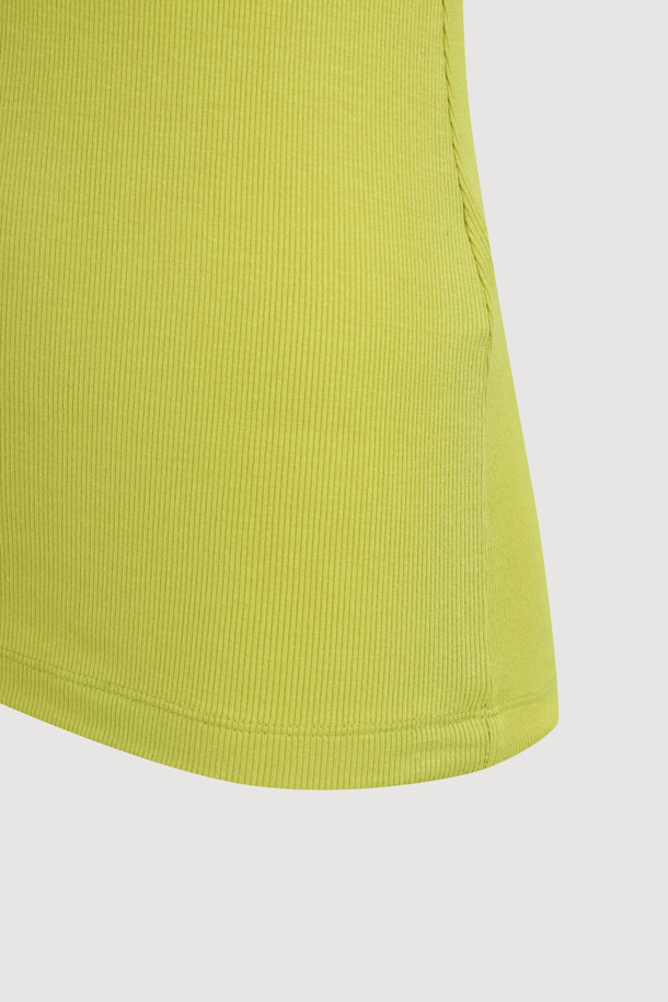 라임 컬러의 골지 터틀넥 긴팔 티셔츠입니다. 캐주얼하고 베이직한 스타일로, 가을과 겨울철 데일리룩에 활용하기 좋습니다. 신축성이 좋은 소재로 제작되어 편안한 착용감을 선사하며, 슬림핏 디자인으로 깔끔한 핏을 연출합니다. 왼쪽 가슴 부분의 엠블럼 자수 디테일이 돋보이며, 레이어드하여 다양한 스타일을 연출할 수 있습니다.
