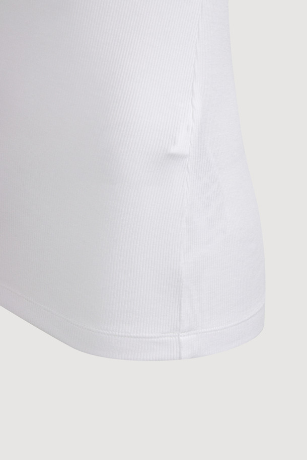 골지 터틀넥 긴소매 티셔츠 (화이트)는 가을, 겨울 시즌에 활용하기 좋은 상의입니다. 슬림핏으로 제작되어 깔끔한 실루엣을 연출하며, 신축성 좋은 소재로 편안한 착용감을 선사합니다. 베이직하고 캐주얼한 스타일로 다양한 룩에 매치하기 좋으며, 왼쪽 가슴 엠블럼 자수가 포인트입니다. 이너용으로 또는 레이어드하여 겨울 데일리룩, 출근룩, 오피스룩 등 다양한 TPO에 맞춰 미니멀, 클래식, 캐주얼 스타일을 연출할 수 있습니다.
