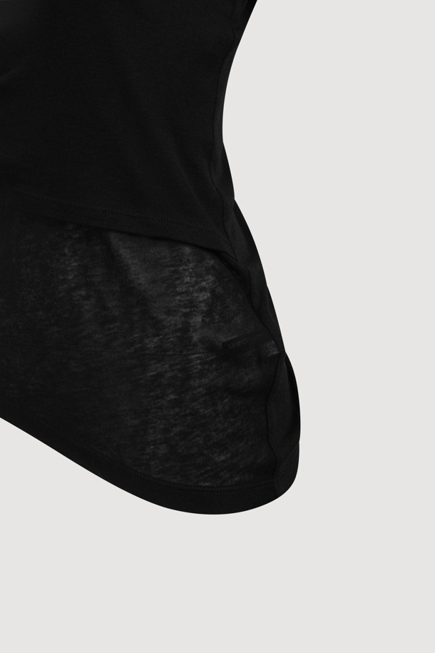 **[Re-Order] 레이어드 포인트 롱 슬리브 티셔츠 (블랙)**는 여성스러운 무드와 캐주얼 스타일을 동시에 연출할 수 있는 티셔츠입니다. 부드러운 촉감의 울과 텐셀 혼방 소재로 제작되었으며, 봄, 가을, 겨울 세 계절에 걸쳐 활용 가능합니다. 슬림핏 라운드넥 디자인에 얇은 두께감으로 편안하게 착용할 수 있습니다. 레이어드 디자인과 프릴 디테일, 밑단 주름으로 포인트를 더해 데이트룩, 모임룩 등 다양한 TPO에 활용하기 좋습니다. 블랙 컬러의 무지 티셔츠로 미니멀하고 로맨틱한 스타일을 완성해보세요.
