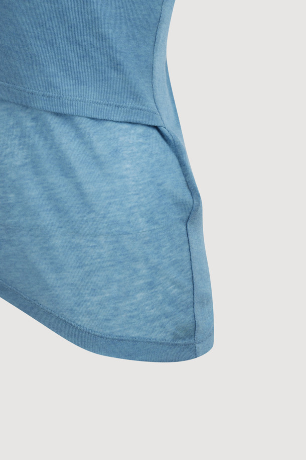 [Re-Order] 레이어드 포인트 롱 슬리브 티셔츠 (블루)는 여성스러운 무드와 캐주얼 스타일을 동시에 연출할 수 있는 긴 소매 티셔츠입니다. 부드러운 촉감과 얇은 두께감으로 봄, 가을, 겨울 시즌에 활용하기 좋으며, 라운드넥 디자인에 프릴 및 덧장 디테일이 더해져 포인트를 줍니다. 슬림핏으로 제작되어 여성스러운 실루엣을 강조하며, 데이트룩, 출근룩 등 다양한 TPO에 매치하기 좋습니다. 울, 텐셀 소재와 후라이스 소재의 조합으로 편안하면서도 세련된 스타일을 완성합니다.
