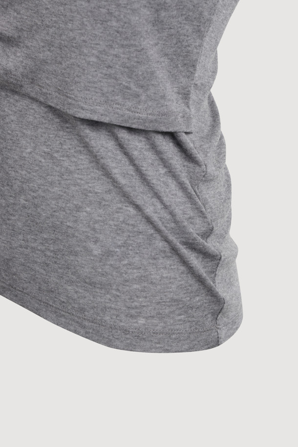 [Re-Order] 레이어드 포인트 롱 슬리브 티셔츠(멜란지 그레이)는 여성스러운 무드와 캐주얼 스타일을 동시에 연출하는 긴소매 티셔츠입니다. 부드러운 텐셀과 울 혼방 소재로 제작되어 얇지만 포근한 착용감을 선사하며, 슬림핏 디자인으로 여성스러운 실루엣을 강조합니다. 멜란지 그레이 컬러에 프릴 디테일과 레이어드 디자인이 포인트로 더해져 세련된 느낌을 줍니다. 터틀넥 라인으로 목을 따뜻하게 감싸주어 봄, 가을 간절기에 활용하기 좋으며, 일상복으로 편안하게 착용할 수 있습니다.
