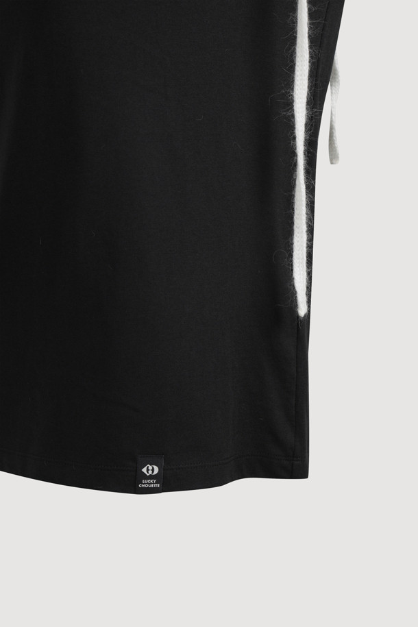 블랙 색상의 니트 크로셰 포인트 롱 슬리브 티셔츠입니다. 부드러운 촉감의 니트 소재로 제작되어 봄, 가을, 겨울 모두 활용 가능하며, 레귤러 핏으로 편안하게 착용할 수 있습니다. 라운드넥 디자인에 어깨 니트 테이프 장식과 밑단 라벨 디테일이 돋보입니다. 출근룩이나 모임룩 등 다양한 TPO에 클래식, 미니멀, 캐주얼 스타일로 연출하기 좋습니다. 무지 디자인으로 어떤 스타일에도 쉽게 매치할 수 있는 베이직한 티셔츠입니다.
