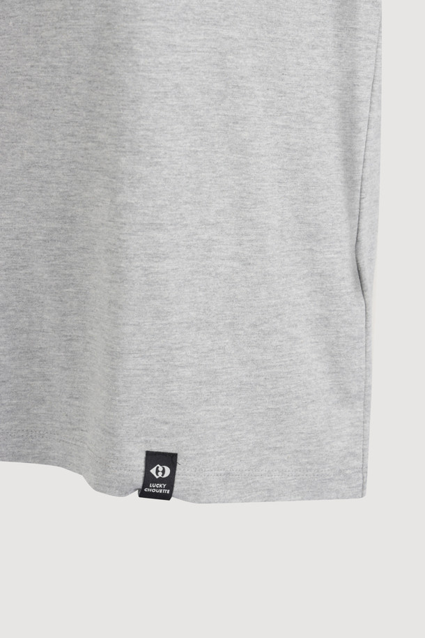 멜란지 그레이 컬러의 니트 크로쉐 포인트 긴팔 티셔츠입니다. 부드러운 면 소재로 제작되어 편안한 착용감을 선사하며, 얇은 두께감으로 가을, 겨울철에 활용하기 좋습니다. 루즈핏 라운드넥 디자인으로 베이직하면서도 캐주얼한 스타일을 연출하며, 니트 테이프 장식과 라벨 디테일이 돋보입니다. 출근룩, 모임룩 등 다양한 TPO에 미니멀, 클래식한 무드로 코디할 수 있습니다.
