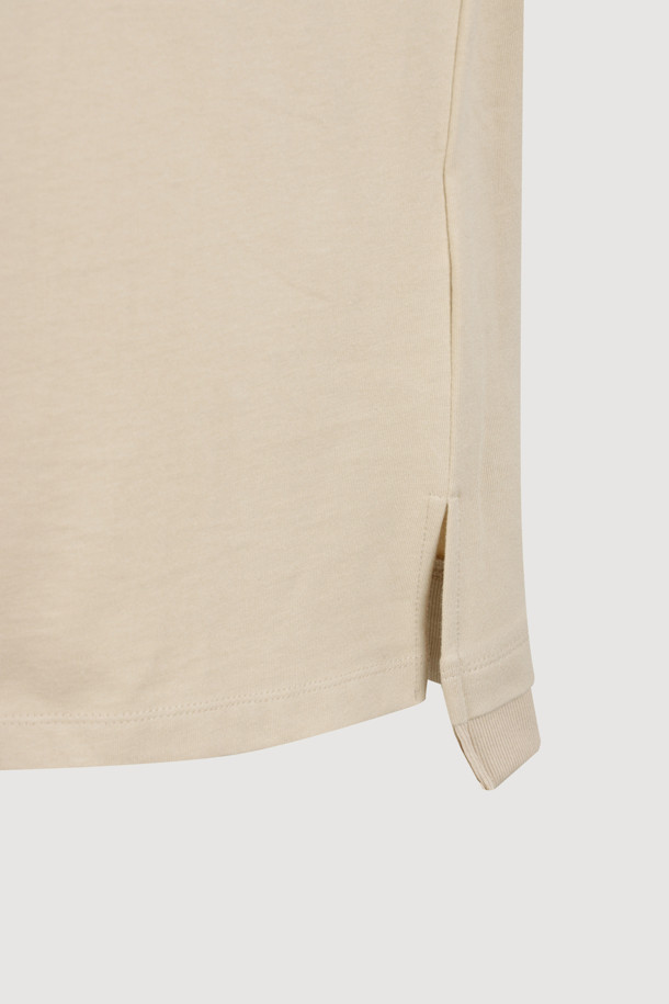 라이트 베이지 컬러의 레터링 포인트 루즈핏 롱 슬리브 티셔츠입니다. 부드러운 면 소재로 제작되어 편안한 착용감을 선사하며, 캐주얼한 스타일을 연출하기 좋습니다. 라운드넥 디자인에 언밸런스 소매 디테일과 슬로건 프린트가 포인트로 더해져 유니크함을 더했습니다. 봄, 가을 시즌 산책룩 또는 봄 소풍룩으로 활용하기 좋으며, 캐주얼, 미니멀, 클래식 스타일을 즐겨 입는 여성분들께 추천합니다. 루즈핏으로 편안하게 착용 가능하며, 레귤러 기장으로 다양한 하의와 매치하기 용이합니다.
