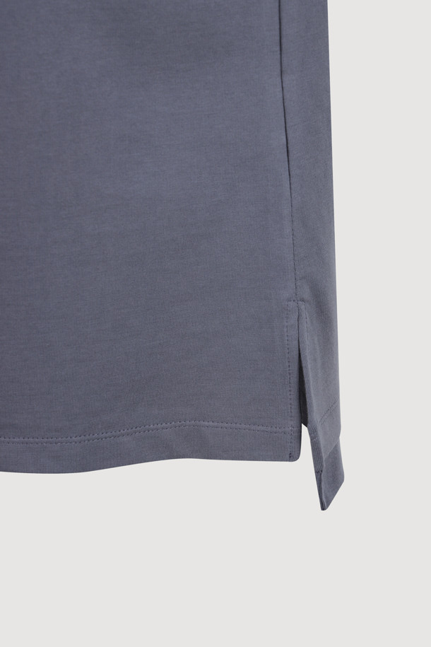 다크 블루 컬러의 레터링 포인트 루즈핏 긴소매 티셔츠입니다. 부드러운 면 소재로 제작되어 편안한 착용감을 선사하며, 일상에서 캐주얼하고 베이직한 스타일을 연출하기 좋습니다. 언밸런스 소매 디테일과 슬로건 프린트가 돋보이는 디자인으로, 산책룩이나 집콕룩 모두 잘 어울립니다. 넉넉한 루즈핏으로 편안함을 더했으며, 봄, 가을 시즌에 활용하기 좋은 아이템입니다. 라운드넥 디자인으로 어떤 스타일에도 쉽게 매치할 수 있습니다.
