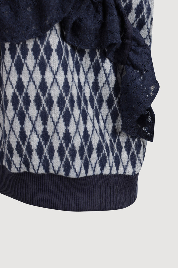 프릴 포인트 아가일 스웨트 티셔츠 (네이비)는 겨울철 캐주얼룩을 완성해 줄 여성 의류입니다. 부드러운 기모 소재로 제작되어 포근한 착용감을 선사하며, 루즈핏 디자인으로 편안하게 즐길 수 있습니다. 네이비 컬러에 아가일 패턴이 더해져 클래식한 무드를 자아내며, 프릴 장식과 레터링 자수, 어깨 및 앞판 배색 디테일로 포인트를 더했습니다. 집콕룩이나 산책룩 등 다양한 TPO에 활용 가능하며, 캐주얼, 클래식, 미니멀 스타일을 모두 소화할 수 있는 활용도 높은 아이템입니다. 긴 소매 기장의 라운드넥 디자인으로 어떤 하의와도 잘 어울립니다.
