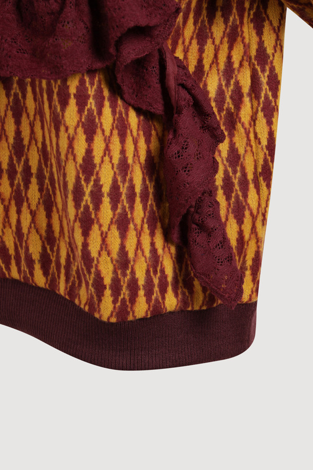 프릴 포인트 아가일 스웨트 티셔츠 (와인)는 포근한 기모 안감으로 따뜻함을 더한 여성용 맨투맨입니다. 캐주얼한 무드의 루즈핏으로 편안하게 착용 가능하며, 라운드넥과 긴 소매 기장으로 디자인되었습니다. 아가일 패턴과 프릴 디테일, 레터링 자수가 돋보여 포인트를 더했습니다. 집콕룩이나 산책룩 등 데일리하게 활용하기 좋으며, 미니멀, 클래식 스타일을 즐겨 입는 분들께 추천합니다. 다만, 필링에 주의하여 관리해야 합니다.
