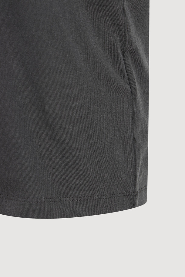 다크 그레이 컬러의 레터링 포인트 롱 슬리브 티셔츠입니다. 코튼과 모달 혼방 소재로 제작되어 부드러운 촉감을 선사하며, 앞면에 레터링 프린트가 특징입니다. 라운드넥에 루즈핏으로 편안하게 착용 가능하며, 봄, 가을, 겨울 시즌에 활용하기 좋습니다. 캐주얼, 미니멀, 클래식 스타일을 연출하기 좋으며, 산책룩이나 집콕룩으로도 안성맞춤입니다. 피그먼트 워싱 가공으로 자연스러운 멋을 더했습니다.
