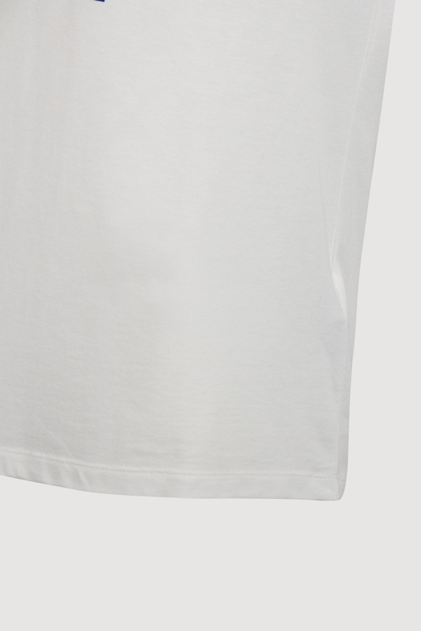 화이트 컬러의 레터링 포인트 롱 슬리브 티셔츠입니다. 부드러운 면과 모달 혼방 소재로 제작되어 편안한 착용감을 선사하며, 봄, 가을 시즌에 활용하기 좋습니다. 여유로운 루즈핏에 라운드넥 디자인으로 캐주얼하고 베이직한 스타일을 연출합니다. 앞면에 레터링 프린트가 포인트로 들어가 밋밋함을 덜어주며, 피그먼트 염색 처리로 은은한 멋을 더했습니다. 산책룩, 미니멀 스타일 연출에 적합하며, 얇은 두께감으로 간절기에도 부담 없이 착용할 수 있습니다.
