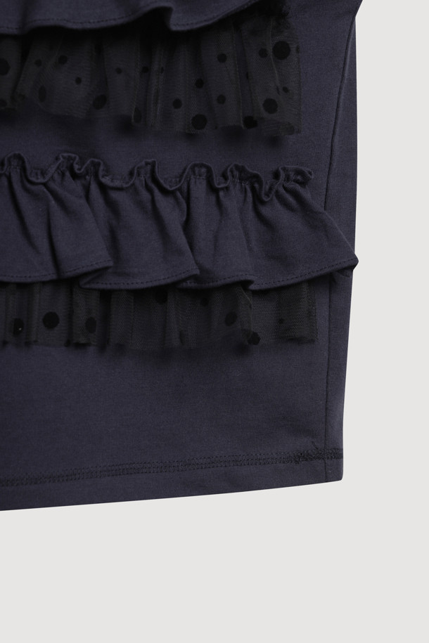 다크 네이비 색상의 프릴 포인트 스탠다드핏 긴팔 티셔츠입니다. 봄, 가을에 어울리는 얇은 두께의 면 소재로 제작되어 편안한 착용감을 선사합니다. 라운드넥 디자인에 메쉬 프릴 디테일이 더해져 캐주얼하면서도 여성스러운 분위기를 연출합니다. 16수 싱글 져지 소재로 제작되어 부드러운 촉감을 느낄 수 있으며, 데이트룩이나 봄 소풍룩과 같은 TPO에 활용하기 좋습니다. 미니멀, 캐주얼, 걸리시 스타일을 즐겨 입는 여성분들께 추천합니다.
