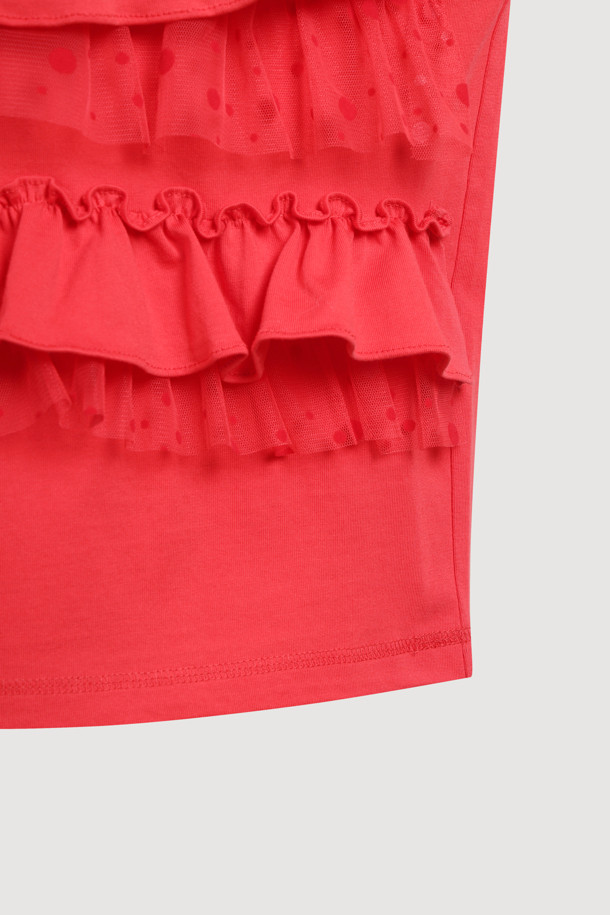 프릴 포인트 스탠다드 핏 롱 슬리브 티셔츠 (레드)는 여성용 티셔츠로, 봄, 가을에 캐주얼하게 즐겨 입기 좋습니다. 부드러운 면 소재에 얇은 두께감으로 편안한 착용감을 선사하며, 라운드넥과 긴 소매 기장으로 디자인되었습니다. 스탠다드 핏으로 어떤 스타일에도 잘 어울리며, 프릴 디테일이 여성스러운 무드를 더합니다. 16수 싱글 져지 원단과 메쉬 소재 믹스로 포인트를 주었으며, 데이트룩이나 봄 소풍룩에 매치하기 좋습니다. 진한 컬러 특성상 이염에 유의하여 착용하십시오.
