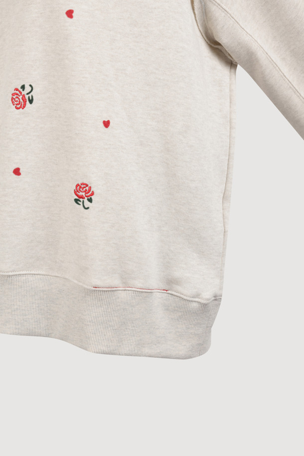 플라워 자수 스웨트 티셔츠 (오트밀)는 부드러운 면 소재로 제작되어 편안한 착용감을 선사합니다. 루즈핏으로 제작되어 여유로운 실루엣을 연출하며, 라운드넥과 긴소매 디자인으로 어떤 스타일에도 잘 어울립니다. 가을, 겨울 시즌에 적합하며, 두꺼운 두께감으로 따뜻하게 입을 수 있습니다. 장미 모티브와 레터링 자수 디테일이 돋보이는 캐주얼 스타일의 맨투맨으로, 집콕룩이나 산책룩으로 활용하기 좋습니다.
