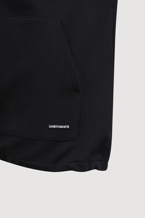 프릴 포인트 루즈핏 후드 티셔츠 (블랙)는 여성 고객을 위한 캐주얼 스타일의 후드 티셔츠입니다. 솔리드 3단 쮸리 면 소재로 제작되어 편안한 착용감을 제공하며, 봄, 가을에 적합합니다. 루즈핏으로 활동성을 높였으며, 프릴 디테일과 캥거루 포켓, 레터링 자수 디자인으로 포인트를 더했습니다. 산책룩, 집콕룩 등 다양한 TPO에 활용 가능하며, 미니멀한 스타일 연출에도 용이합니다. 긴 소매 기장의 무지 디자인으로 어떤 하의와도 쉽게 매치할 수 있습니다.
