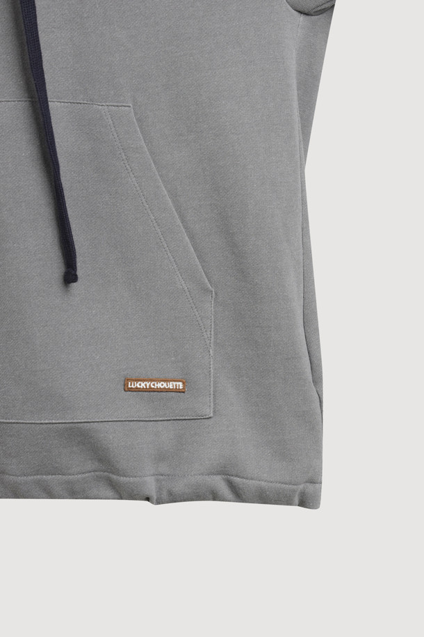 프릴 포인트 루즈핏 후드 티셔츠 (그레이)는 3단 쮸리 소재로 제작되어 부드러운 촉감을 선사하는 데일리 후드 티셔츠입니다. 캐주얼, 미니멀, 스트리트 스타일을 모두 소화할 수 있으며, 캥거루 포켓과 레터링 자수 디테일이 돋보입니다. 루즈핏으로 편안한 착용감을 제공하며, 피그먼트 워싱으로 빈티지한 멋을 더했습니다. 봄, 가을, 겨울 모두 활용 가능하며, 집콕룩이나 산책룩으로 활용하기 좋습니다. 
