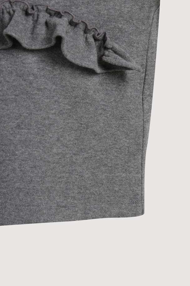 멜란지 그레이 컬러의 크로셰 자수 포인트 롱 슬리브 티셔츠입니다. 부드러운 니트라이크 져지 소재로 제작되어 편안한 촉감을 선사하며, 가을/겨울 시즌 데이트룩, 모임룩에 적합합니다. 라운드넥에 루즈핏으로 디자인되어 캐주얼, 미니멀, 로맨틱 스타일을 연출하기 좋습니다. 섬세한 뜨개 자수 포인트와 프릴 디테일이 여성스러운 무드를 더합니다. 얇은 두께로 제작되어 간절기부터 겨울까지 스타일리시하게 착용할 수 있습니다.
