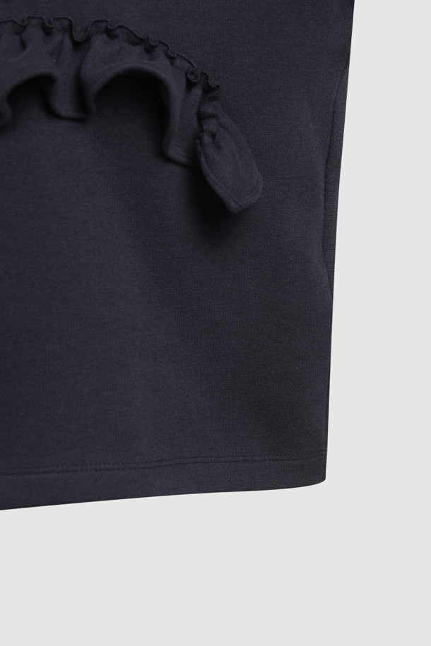 다크 네이비 컬러의 크로셰 자수 포인트 롱 슬리브 티셔츠입니다. 부드러운 니트라이크 져지 소재로 제작되어 편안한 착용감을 선사하며, 라운드넥과 루즈핏으로 캐주얼한 무드를 더했습니다. 프릴 디테일과 뜨개 자수 포인트가 여성스러운 매력을 돋보이게 합니다. 봄, 가을 시즌 데이트룩, 산책룩 등 다양한 일상 스타일에 활용하기 좋은 웨어러블한 디자인입니다. 미니멀, 걸리시 스타일을 즐겨 입는 여성분들께 추천합니다.
