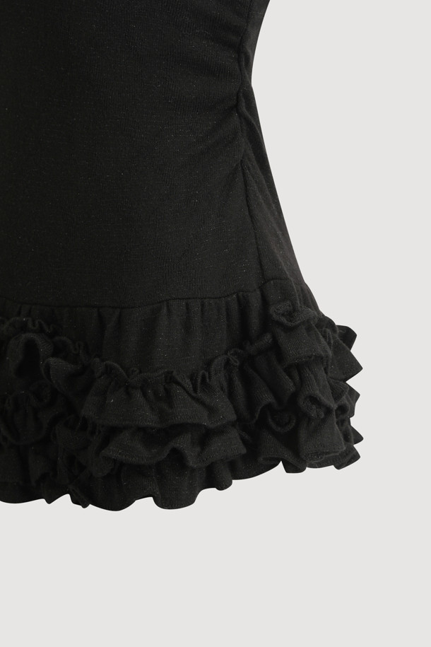 프릴 포인트 메탈 롱 슬리브 티셔츠 (블랙)는 여성 고객을 위한 우아하고 캐주얼한 스타일의 티셔츠입니다. 긴 소매와 슬림핏 디자인으로, 봄, 가을, 겨울철에 착용하기 좋습니다. 터틀넥 라인에 프릴 디테일이 더해져 여성스러운 포인트를 더했습니다. 일상 및 출근, 모임룩에 모두 활용 가능하며, 무지 디자인으로 미니멀하고 클래식한 스타일을 연출할 수 있습니다.
