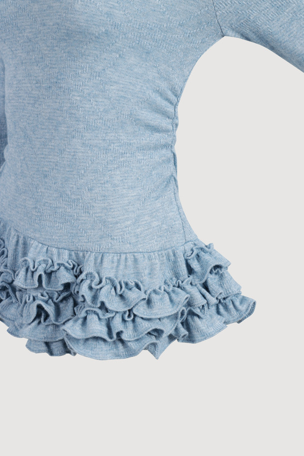 [Re-Order] 프릴 포인트 메탈 롱 슬리브 티셔츠 (블루)는 여성 의류로, 가을과 겨울에 우아한 스타일을 연출하기 좋습니다. 슬림핏에 터틀넥 디자인으로, 일상과 데이트룩, 모임룩에 활용하기 좋습니다. 메탈 소재 특유의 고급스러움과 긴 소매가 특징이며, 무지 패턴에 프릴 디테일과 밑단 볼륨감으로 포인트를 더했습니다. 클래식, 미니멀, 로맨틱 스타일을 즐기는 분들께 추천합니다.
