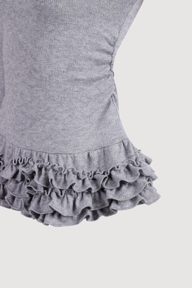 [Re-Order] 프릴 포인트 메탈 롱 슬리브 티셔츠 (멜란지 그레이)는 여성스러운 스타일을 연출하는 긴소매 티셔츠입니다. 멜란지 그레이 컬러의 무지 디자인에 메탈 소재와 프릴 디테일이 더해져 시크하면서도 여성스러운 분위기를 자아냅니다. 슬림핏 터틀넥 디자인으로 가을, 겨울철 데이트룩, 모임룩, 출근룩 등 다양한 TPO에 활용 가능합니다. 클래식, 미니멀, 시크 스타일을 즐겨 입는 분들께 추천합니다.
