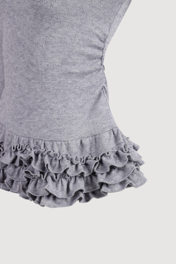 프릴 포인트 메탈 롱 슬리브 티셔츠 (그레이)는 여성스러운 무드와 캐주얼 스타일을 동시에 연출할 수 있는 티셔츠입니다. 부드러운 터틀넥 디자인에 슬림핏으로 제작되어 세련된 실루엣을 선사하며, 메탈 소재가 혼방되어 은은한 광택과 고급스러운 느낌을 더합니다. 봄, 가을, 겨울 세 계절 모두 활용 가능하며, 출근룩이나 모임룩 등 다양한 TPO에 매치하기 좋습니다. 무지 디자인에 프릴 디테일이 포인트로 더해져 클래식하면서도 미니멀한 스타일을 완성합니다. 긴 소매 기장으로 간절기에도 따뜻하게 착용할 수 있습니다.
