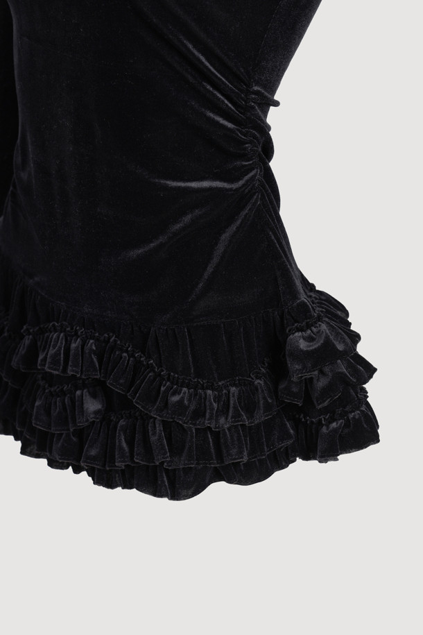 프릴 포인트 벨벳 긴소매 티셔츠(블랙)는 우아한 스타일을 연출하는 여성 티셔츠입니다. 부드러운 벨벳 소재에 슬림핏으로 제작되어 편안하면서도 세련된 실루엣을 선사합니다. 터틀넥 디자인과 밑단의 볼륨감, 프릴 디테일이 더해져 로맨틱하고 클래식한 무드를 강조합니다. 가을, 겨울 시즌에 데이트룩, 모임룩, 연말 모임룩 등 다양한 TPO에 활용하기 좋습니다. 신축성이 좋아 활동성 또한 보장하며, 블랙 컬러로 어떤 하의와도 쉽게 매치할 수 있습니다.
