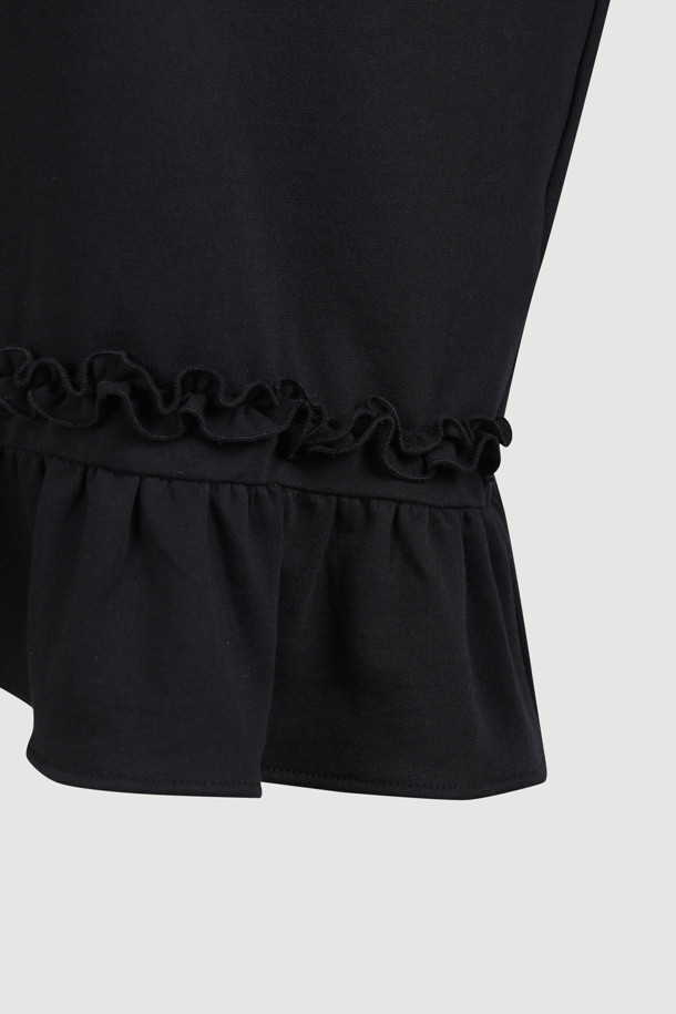 Hem Line Frill Sweatshirt (블랙)은 부드러운 면 소재로 제작되어 가을과 겨울에 따뜻하게 착용할 수 있는 여성 맨투맨입니다. 캐주얼하고 미니멀한 스타일로, 루즈핏과 라운드넥 디자인이 편안함을 선사합니다. 무지 패턴의 블랙 컬러는 어떤 하의와도 쉽게 매치할 수 있으며, 밑단 프릴 디테일이 여성스러운 포인트를 더합니다. 긴 소매 기장과 두꺼운 두께감으로 포근하게 착용 가능한 데일리 아이템입니다.
