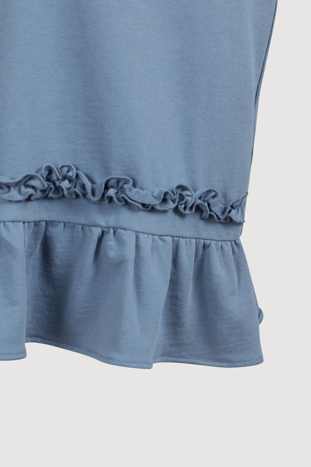 헤 라인 프릴 스웨트셔츠 (블루)는 산뜻한 블루 컬러와 부드러운 면 소재로 제작되어 봄, 가을 시즌에 활용하기 좋은 아이템입니다. 캐주얼한 무드를 연출하며 데이트룩, 봄 소풍룩에 적합합니다. 크롭 기장의 루즈핏으로 편안하면서도 스타일리시하게 연출할 수 있으며, 밑단 프릴 디테일이 여성스러운 포인트를 더합니다. 얇은 두께감과 라운드넥 디자인으로 간절기에도 부담 없이 착용 가능하며, 미니멀한 스타일을 즐기는 분들께 추천합니다.
