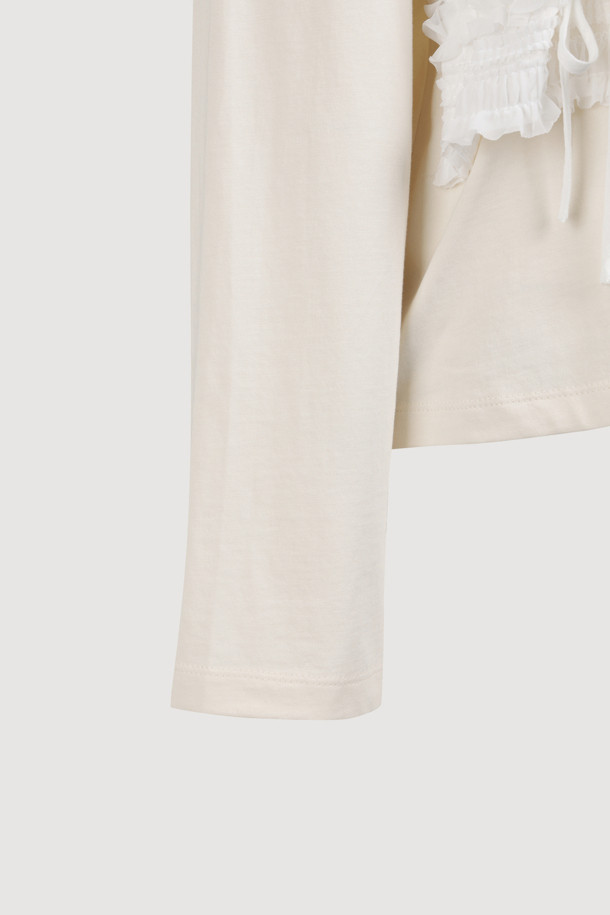 부드러운 면 소재의 '뷔스티에' 롱 슬리브 티셔츠입니다. 가볍고 얇은 두께감으로 봄, 가을 시즌에 활용하기 좋으며, 라운드넥과 긴 소매 디자인으로 여성스러운 무드를 연출합니다. 셔링 뷔스티에 디테일이 포인트이며, '실켓' 가공 처리된 싱글 져지 소재로 부드러운 촉감을 선사합니다. 스탠다드핏 또는 루즈핏으로 편안하게 착용 가능하며, 일상 및 데이트룩, 캐주얼 및 미니멀 스타일 연출에 적합합니다. 라이트 베이지 컬러로 다양한 하의와 매치하기 좋습니다.
