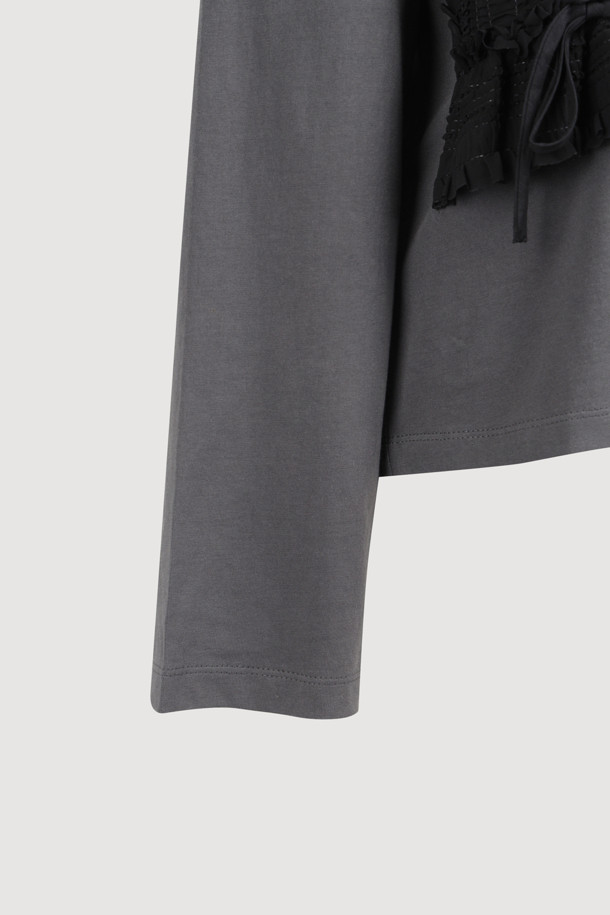 다크 그레이 컬러의 뷔스티에 롱 슬리브 티셔츠입니다. 부드러운 촉감의 면 소재로 제작되었으며, 봄, 가을에 착용하기 좋습니다. 루즈 핏에 라운드넥 디자인으로 편안한 착용감을 선사하며, 셔링 뷔스티에 디테일이 돋보입니다. 일상, 데이트룩, 모임룩 등 다양한 TPO에 캐주얼, 미니멀, 클래식 스타일로 연출하기 좋습니다. 싱글 져지 소재에 실켓 가공하여 부드러운 착용감을 느낄 수 있습니다.
