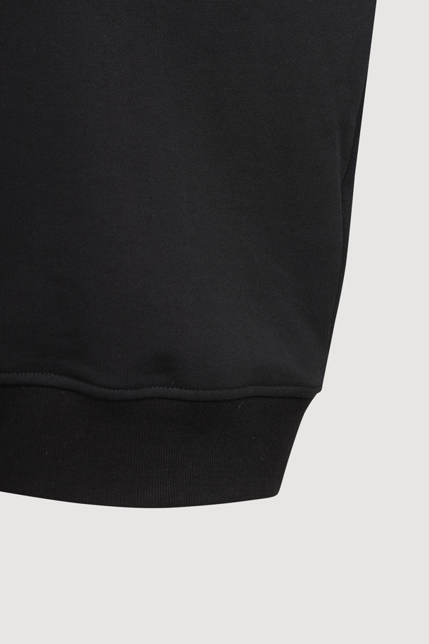 리본 포인트 스웨트셔츠 (블랙)는 여성들을 위한 캐주얼 스타일의 크롭 기장 맨투맨/스웨트셔츠입니다. 부드러운 면 소재로 제작되어 봄, 가을에 편안하게 착용하기 좋으며, 슬림핏으로 여성스러운 실루엣을 연출합니다. 라운드넥과 긴소매 디자인에 오른쪽 소매의 벨벳 리본 장식과 가슴 부분의 슈에뜨 자수 디테일이 포인트입니다. 데이트룩 또는 모임룩으로 걸리시하고 미니멀한 스타일을 연출해보세요.
