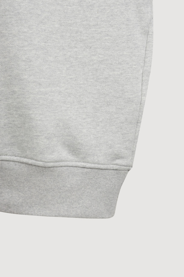 멜란지 그레이 컬러의 리본 포인트 맨투맨 티셔츠입니다. 캐주얼하고 미니멀한 스타일로, 봄, 가을에 어울리는 크롭 기장의 긴소매 디자인입니다. 오른쪽 소매에는 벨벳 리본 장식이, 가슴에는 슈에뜨 자수가 포인트로 자리 잡고 있습니다. 슬림핏으로 제작되어 더욱 세련된 핏을 연출하며, 일상에서 편안하게 착용할 수 있는 웨어러블 아이템입니다. 라운드넥으로 제작되어 어떤 스타일에도 잘 어울립니다.
