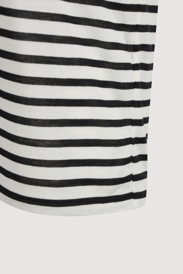 [Atelier] 프릴 포인트 스트라이프 롱 슬리브 티셔츠(아이보리)는 여성스러운 무드를 연출하는 캐주얼 티셔츠입니다. 부드러운 30수 싱글 져지 면 소재로 제작되어 편안한 착용감을 선사하며, 넥 프릴 디테일과 가슴 자수 포인트가 돋보입니다. 슬림핏 디자인에 아이보리 컬러와 스트라이프 패턴이 더해져 클래식하면서도 미니멀한 스타일을 완성합니다. 데이트룩이나 카페룩에 매치하여 여성스러운 분위기를 연출해보세요. 봄, 가을 시즌에 활용하기 좋은 웨어러블한 디자인의 긴소매 티셔츠입니다.
