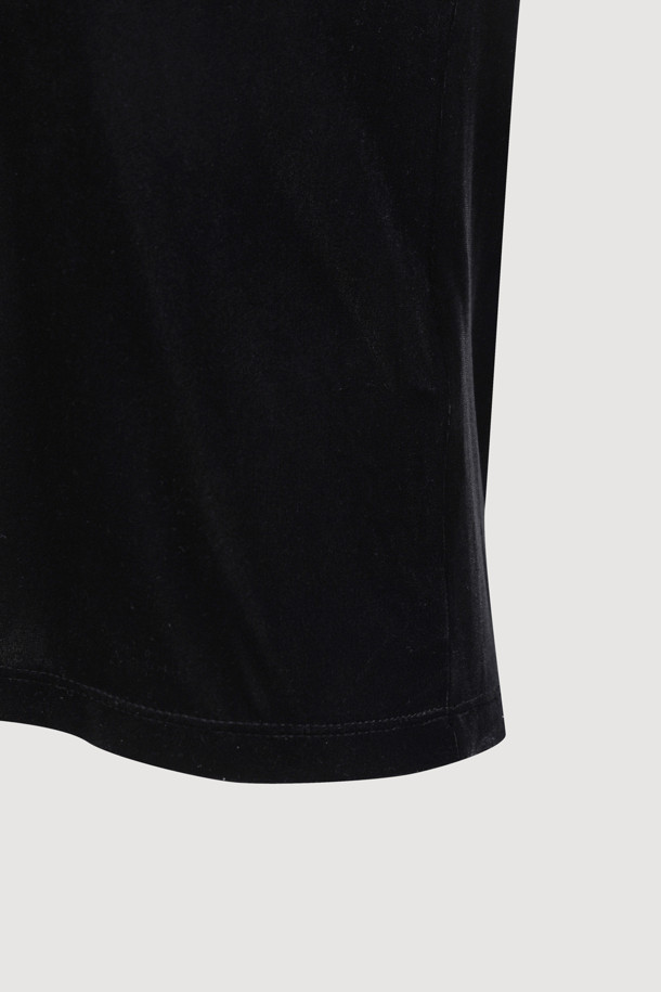 [Re-Order] [아뜰리에] 벨벳 U넥 긴 소매 티셔츠는 부드러운 벨벳 져지 소재로 제작되어 편안한 착용감을 선사합니다. 슬림핏 디자인의 블랙 컬러 무지 티셔츠로, U넥 라인과 긴 소매가 특징입니다. 봄, 가을, 겨울 모두 활용 가능하며, 신축성이 좋아 활동성을 높였습니다. "아뜰리에" 프린트 디테일이 더해져 베이직하면서도 세련된 스타일을 연출합니다. 데이트룩, 모임룩, 출근룩 등 다양한 TPO에 클래식, 미니멀, 시크 스타일로 코디하기 좋습니다.
