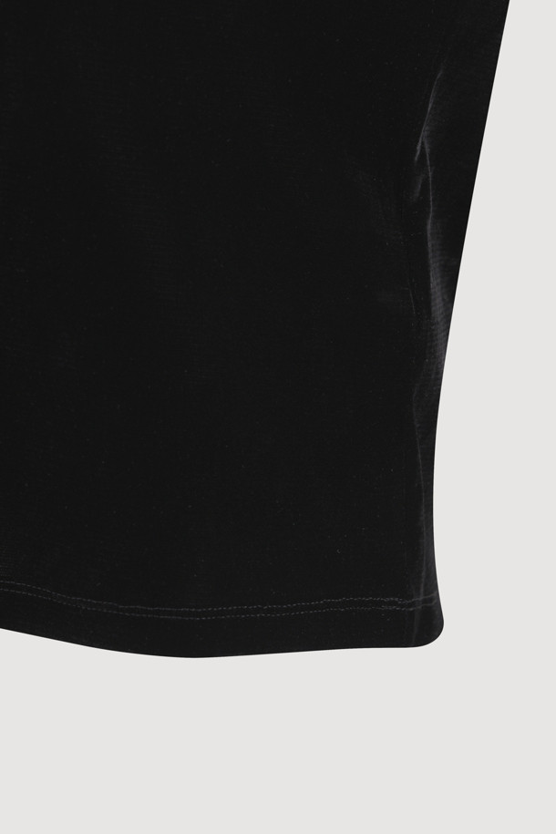 [Re-Order] [아틀리에] 벨벳 U넥 긴 소매 티셔츠는 부드러운 벨벳 져지 소재로 제작되어 은은한 광택과 고급스러운 분위기를 자아냅니다. 슬림핏 디자인과 U넥 라인이 여성스러운 실루엣을 강조하며, 블랙 컬러는 어떤 스타일에도 쉽게 매치할 수 있습니다. 사계절 내내 활용 가능한 얇은 두께감으로 편안하게 착용 가능하며, 아틀리에 프린트가 은은하게 포인트를 더합니다. 데이트룩, 모임룩, 소개팅룩 등 다양한 TPO에 맞춰 클래식, 미니멀, 시크한 스타일을 연출해보세요.
